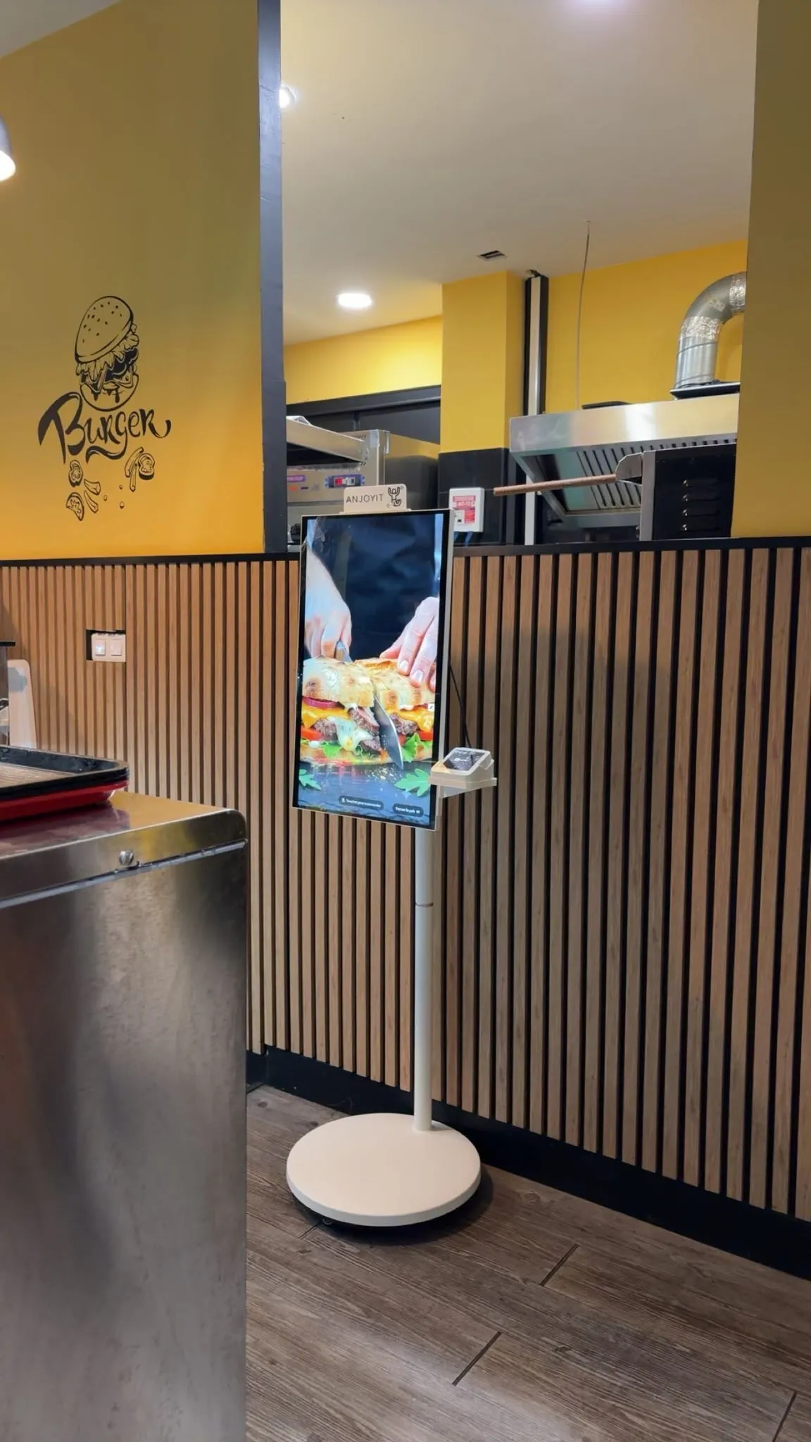 Borne sur pied roulant avec terminal de paiement au comptoir