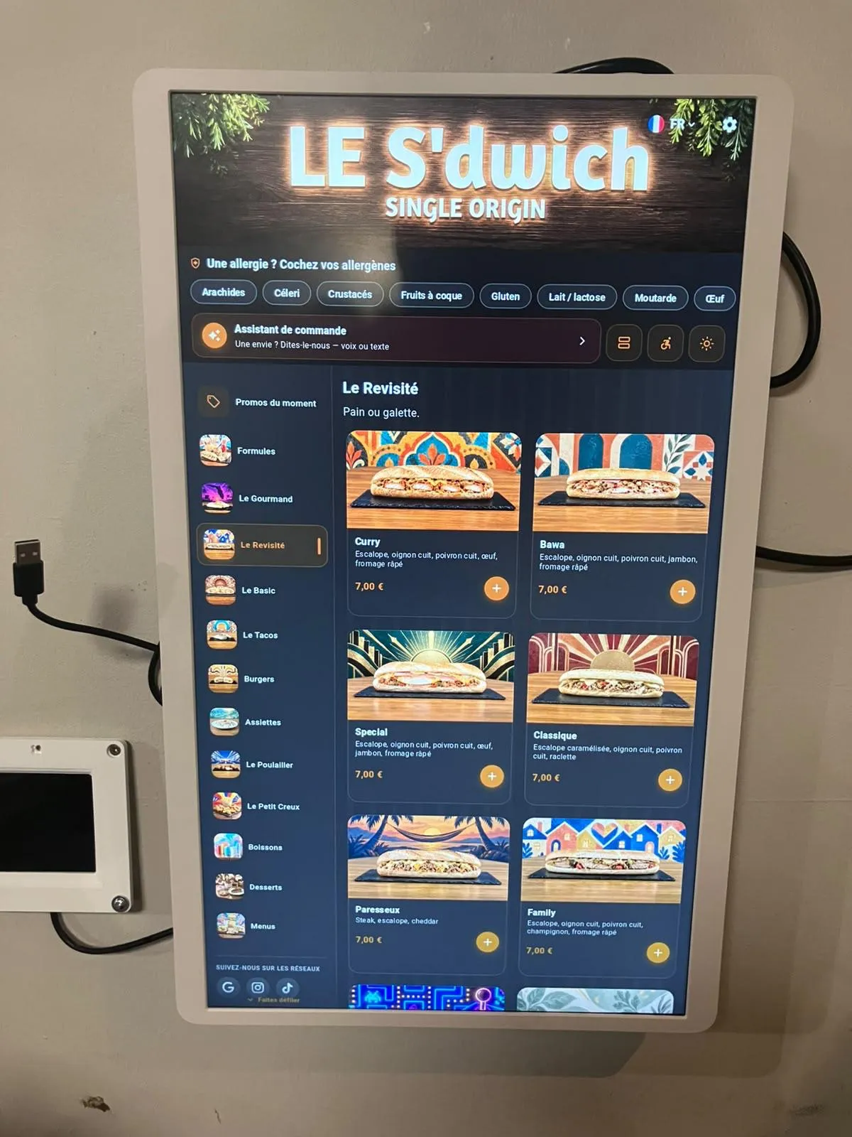 Borne murale Le S’dwich avec terminal de paiement