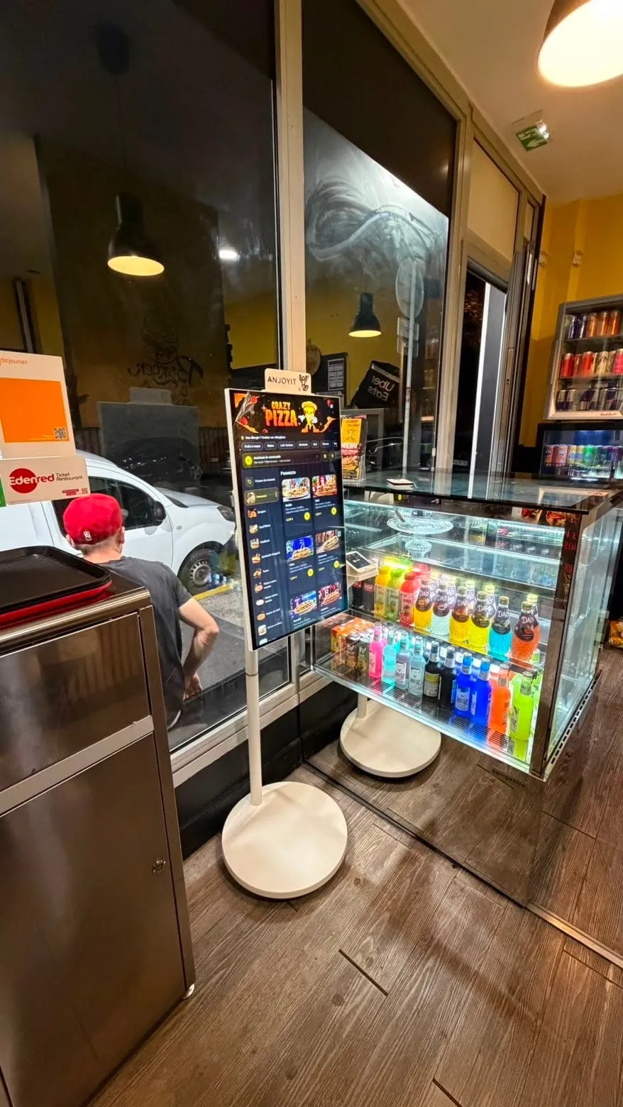 La borne près de la vitrine réfrigérée